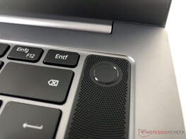 De aan/uit-knop en vingerafdruksensor bevinden zich rechts van het toetsenbord