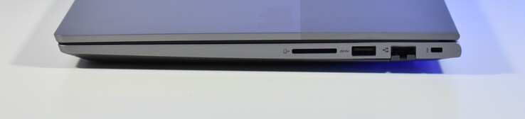 rechts: SD-kaartlezer, USB-A 3.2 Gen 1, RJ45-Ethernet, Kensington-slot