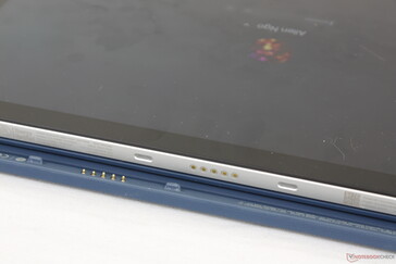 Toetsenbordvoet wordt magnetisch bevestigd aan de onderrand van de tablet