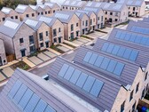 Nieuwbouw met zonne-installatie op het dak in het Verenigd Koninkrijk (Afbeelding bron: SNRG)