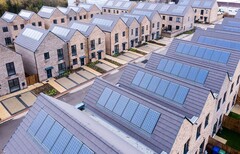 Nieuwbouw met zonne-installatie op het dak in het Verenigd Koninkrijk (Afbeelding bron: SNRG)