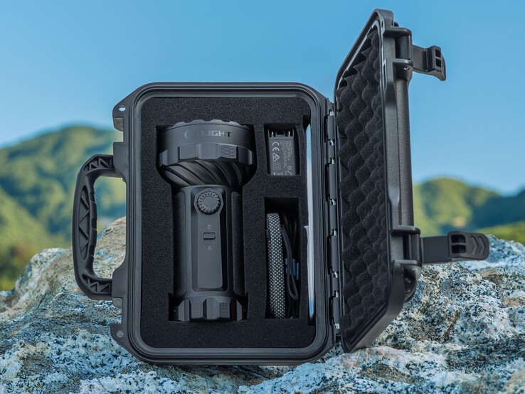 De Olight Marauder 3 wordt geleverd met een opbergkoffer voor de zaklamp en de accessoires.
