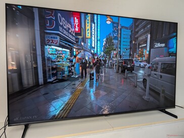 Schittering is minimaal, maar nog steeds merkbaar afhankelijk van het omgevingslicht. Hier is een witte schittering langs de linkerrand te zien
