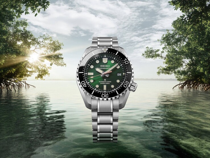 Seiko Marinemaster HBF003J1 met een roestvrijstalen band, afgebeeld tegen een tropisch mangrovelandschap met groen gebladerte, kalm water en zonlicht op de achtergrond.
