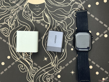 Vergelijking van de afmetingen van de Ugreen Nexode Air 65W met de Apple -horloge en de 18W-oplader