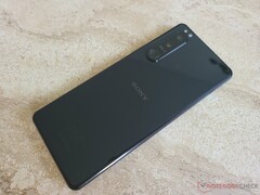 De Xperia 5 III is een van Sony&#039;s nieuwste smartphones die Android 13 krijgt. (Beeldbron: NotebookCheck)