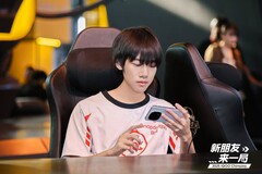 Een e-sportliefhebber met een vlaggenschip van iQoo tijdens ChinaJoy 2025. (Afbeeldingsbron: iQoo)