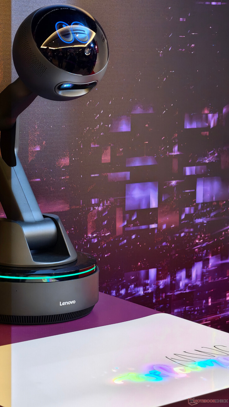 Lenovo's AI Workmate geprojecteerd op een oppervlak eronder.