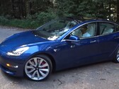 De 2018 Tesla Model 3 Performance is een uitstekende sedan met een 75 kWh accupakket. (Afbeeldingsbron: Redline Reviews via YouTube)