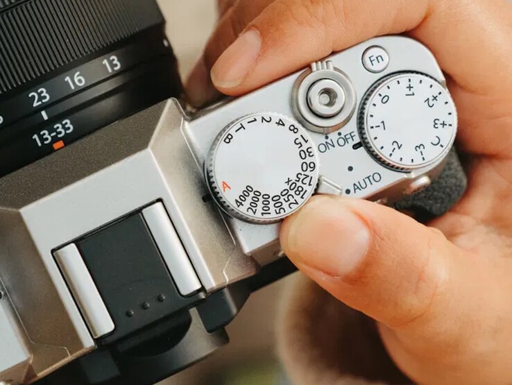 Directe bedieningsknoppen zitten naast de centrale pop-up flitser aan de bovenkant van de Fujifilm X-T30 III camera. (Afbeeldingsbron: Fujifilm)
