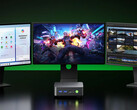 De NucBox K17 mini PC begint bij $544,99 met de speciale kortingscode. Afgebeeld: de mini PC aangesloten op drie beeldschermen.
