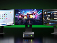 De NucBox K17 mini PC begint bij $544,99 met de speciale kortingscode. Afgebeeld: de mini PC aangesloten op drie beeldschermen.