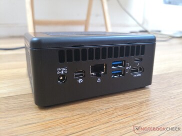 Achterzijde: AC-adapter, Mini DisplayPort 1.4, Gigabit RJ-45, 2x USB 3.1 Gen. 2, USB-C w / Thunderbolt 3, HDMI 2.0b