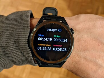 Op basis van de verzamelde gegevens berekent het horloge tijden voor specifieke afstanden.