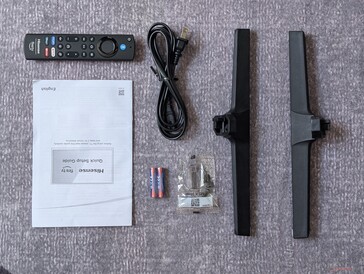 Alle meegeleverde accessoires. Hoewel de afstandsbediening goed werkt, is de stroomkabel relatief kort, aangezien deze slechts zo lang is als de tv breed is