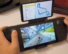 Steam Deck gebruikt het scherm met twee schermen van Retroid om Mario Kart te spelen, met de race op het hoofdscherm en de kaart van de baan op het secundaire scherm. (Afbeeldingsbron: GameXData via YouTube)