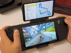 Steam Deck gebruikt het scherm met twee schermen van Retroid om Mario Kart te spelen, met de race op het hoofdscherm en de kaart van de baan op het secundaire scherm. (Afbeeldingsbron: GameXData via YouTube)
