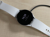 De Galaxy Watch5 Pro kan eruitzien als een grotere Galaxy Watch4, afgebeeld. (Afbeelding bron: NotebookCheck)