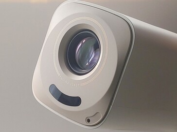 Met een kleine camera in de voorste hoek kan de projector het beeld automatisch scherpstellen. (Afbeeldingsbron: Notebookcheck)
