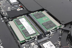 Vier toegankelijke DDR5 SODIMM-sleuven