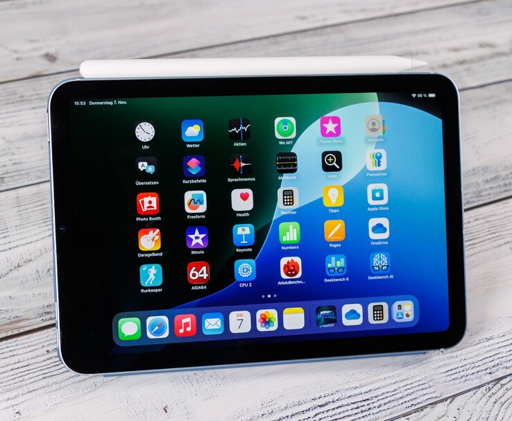 Vooraanzicht van een iPad mini met de Apple Pencil erop, met het beginscherm op een houten oppervlak. (Afbeeldingsbron: Notebookcheck)