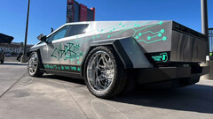 De Cybertruck dually wordt geleverd met aangepaste doppen (Afbeelding bron: Red's Miami/IG)