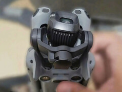 De DJI Mini 5 Pro en een close-up van de nieuwe camerasensor van het type 1 inch en het gimbal-systeem. (Afbeeldingsbron: via Mauro Tandoi)