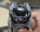 De DJI Mini 5 Pro en een close-up van de nieuwe camerasensor van het type 1 inch en het gimbal-systeem. (Afbeeldingsbron: via Mauro Tandoi)