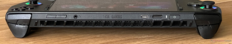 Boven: Volume, 3,5-mm audio, USB-C 4.0 met Thunderbolt 4 (40 Gbit/s, DisplayPort ALT-modus, Power Delivery 3.0), microSD-kaartlezer