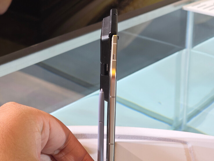 De Honor Magic V5 naast een Samsung S Pen. (Afbeeldingsbron: Weibo)