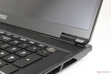 De scharnierstijfheid is redelijk, maar had sterker kunnen zijn voor het formaat