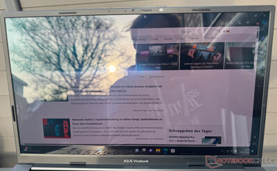 Asus VivoBook S15 BAPE in zonlicht