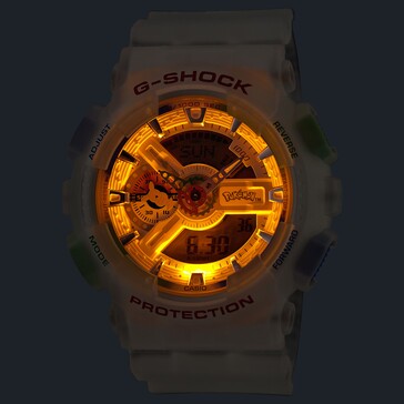 De Casio G-Shock Pokémon GA-110 met de amberkleurige LED-achtergrondverlichting ingeschakeld in een donkere omgeving.