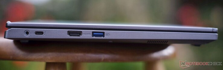 Links: oplaadpoort, Thunderbolt 4, HDMI 2.1 (4K60), USB-A 3.2