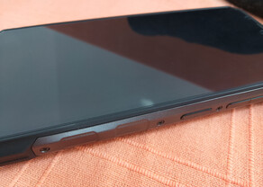 De zijkanten zien er beter uit en voelen beter aan dan waar ze recht op hebben. (Afbeeldingsbron: Sergey Tarasov - Notebookcheck)