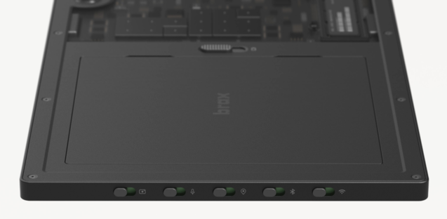 Naast een door de gebruiker vervangbare batterij, sluiten hardwareschakelaars de stroomtoevoer naar de radio's, microfoon en webcam af. (Afbeelding Bron Braxtech)