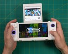 Russ van Retro Game Corps houdt de OneXSugar Sugar 1 handheld spelconsole met twee schermen vast, met een Nintendo-game op het hoofdscherm en een YouTube-video op het secundaire scherm. (Afbeelding Bron: Retro Game Corps op YouTube)