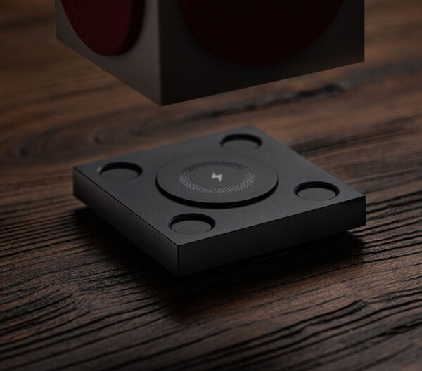 De Retro Cube 2 Speaker - N Edition wordt geleverd met een draadloos oplaaddock. (Afbeeldingsbron: 8BitDo)