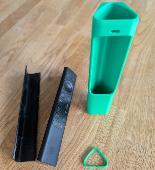 De Nvidia Shield afstandsbediening is meer dan geschikt om een kapotte batterijklep te repareren (Afbeelding Bron: Notebookcheck)