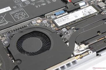 De koeloplossing bestaat uit dubbele ventilatoren (55 mm + 60 mm), drie heat pipes en 0,1 mm aluminium koelribben