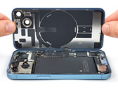 De iPhone 14 kan aan beide kanten worden geopend, in tegenstelling tot oudere modellen. (Afbeeldingsbron iFixit)