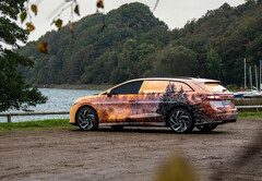 De ID.7 Tourer heeft veel van dezelfde stylingkenmerken als de gewone ID.7, maar met de grotere bagageruimte die typisch is voor een stationwagon. (Afbeelding bron: Volkswagen)