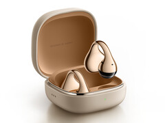 Xiaomi's Clip oordopjes in hun gouden kleur.
