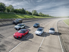 Elektrische auto's op een Britse weg. De Britse automarkt is geëxplodeerd met elektrische opties (Afbeelding bron: SMMT)