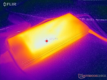 AC-adapter kan een temperatuur van meer dan 47 C bereiken bij langdurig gebruik van zware belastingen