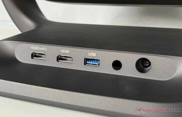 De aansluitingen bevinden zich aan de onderkant van de projector.