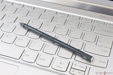 De HP Spectre, Dell XPS of Microsoft Surface pennen zijn allemaal veel dikker en comfortabeler in gebruik dan de smalle pen voor de Yoga 9i