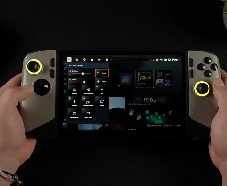 MSI Claw 8 AI handheld gaming-pc toont de Windows 11 Xbox Full-Screen Experience met het MSI Quick Settings-paneel open, met de aan/uit- en helderheidsregelaars. (ETA Prime via YouTube)