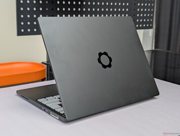 Aluminium buitenste deksel is beperkt tot grijs en zilver, terwijl de binnenste plastic rand extra kleuren kan hebben