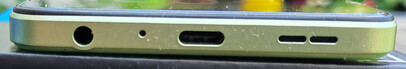 Onderkant: 3.5 mm aansluiting, microfoon, USB-C poort, luidsprekers